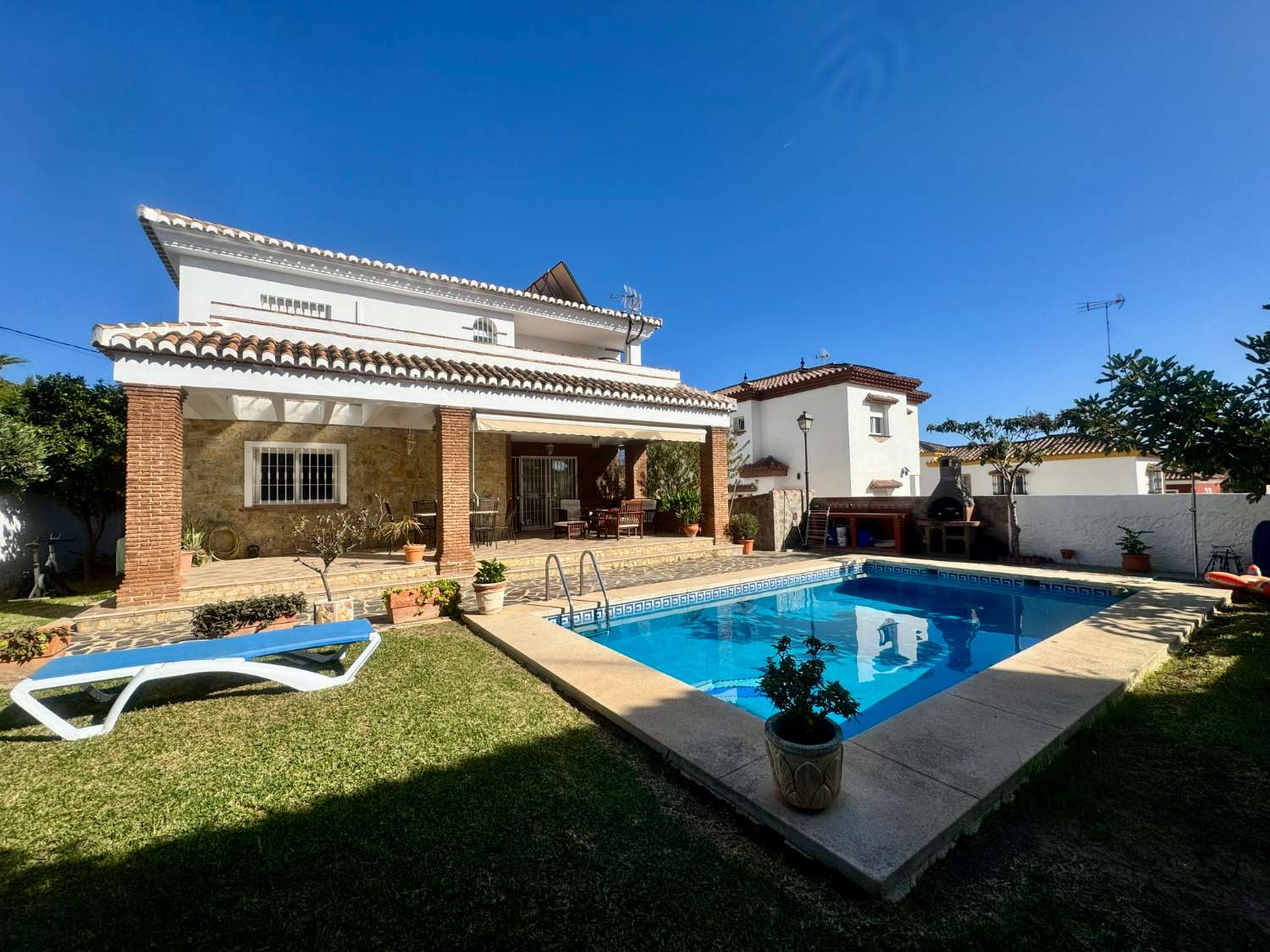 Maravillosa casa independiente con jardin y piscina