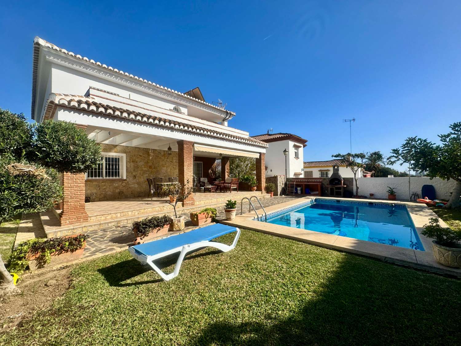 Maravillosa casa independiente con jardin y piscina