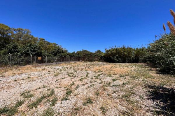 Gran terreno con villa y piscina, de uso comercial y res...